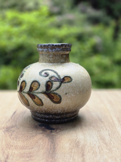 Vorderansicht der Strehla Vase mit rundem Bauch, floralem Reliefdekor und braunem Rand