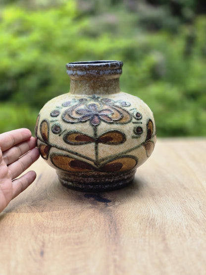 Strehla Keramikvase mit floralem Reliefdekor und Größenvergleich neben einer Hand