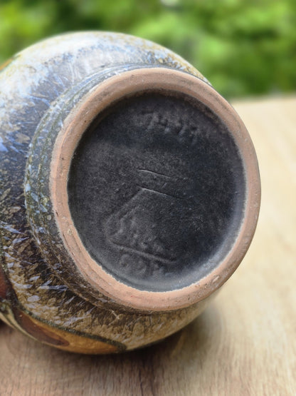 Unterseite der Strehla Keramikvase mit geprägter Bodenmarke und unglasiertem Standring