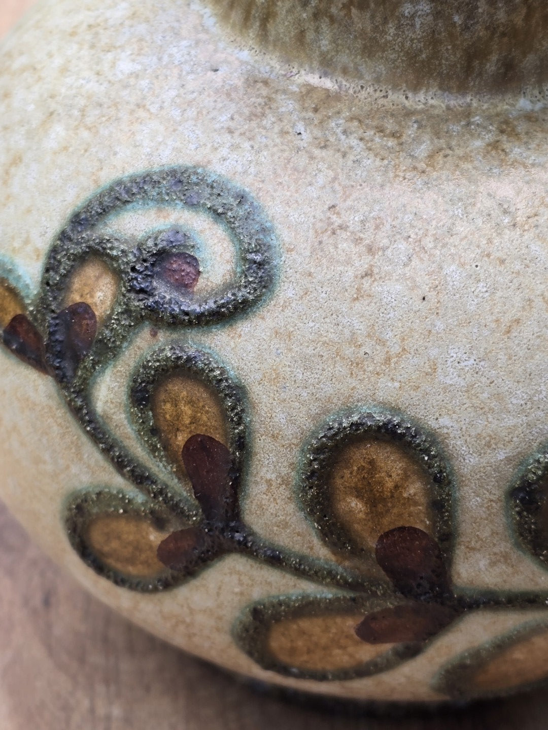 Cremefarbene Strehla Vase mit braun-grünem Blattdekor, kurzem Hals und dunklem Fußbereich