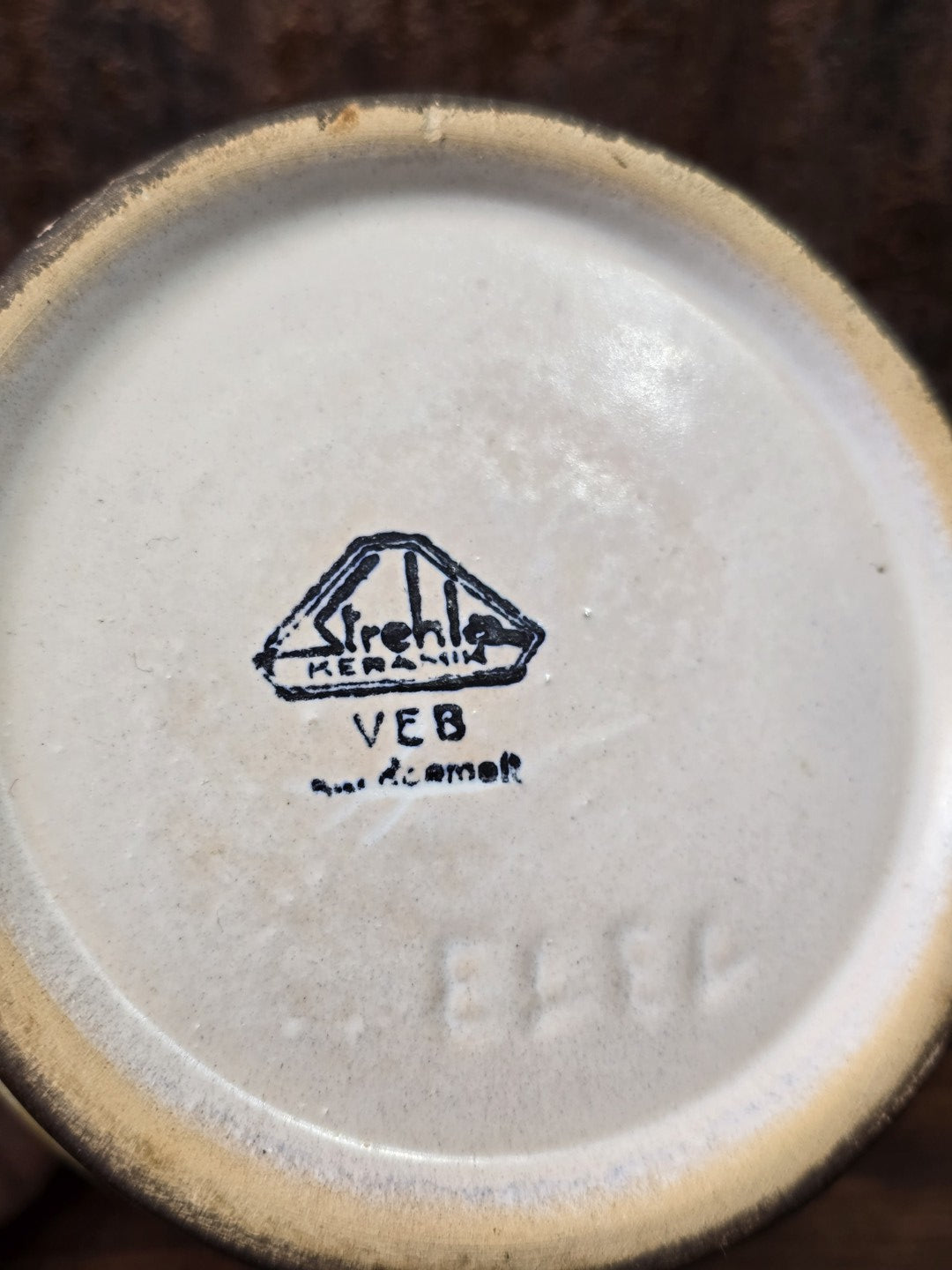 Vintage Keramikbecher von Strehla in Bodenansicht mit sichtbarer Bodenmarke „Strehla Keramik VEB“ und zusätzlicher Beschriftung