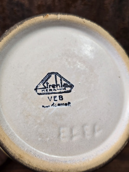 Vintage Keramikbecher von Strehla in Bodenansicht mit sichtbarer Bodenmarke „Strehla Keramik VEB“ und zusätzlicher Beschriftung
