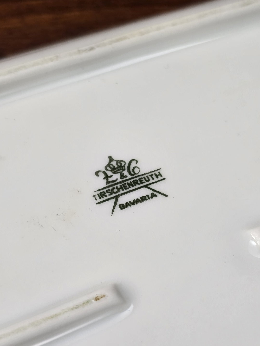 Unterseite der Porzellanplatte mit originaler grüner Bodenmarke der Manufaktur Tirschenreuth (Bavaria).