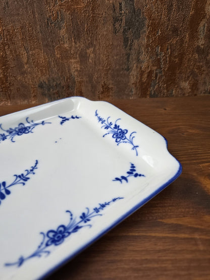 Detailansicht des floralen Dekors auf der Porzellanplatte; ein kleiner, ehrlicher Glasurplatzer zeugt von der Vintage-Historie.