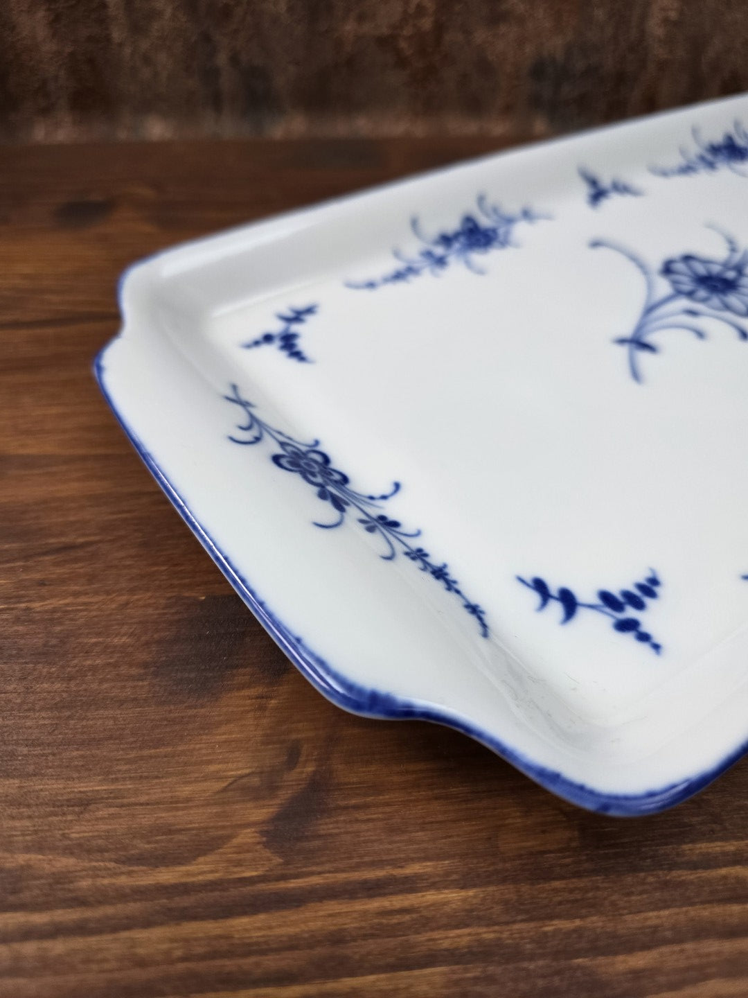 Detailansicht des floralen Dekors auf der Porzellanplatte; ein kleiner, ehrlicher Glasurplatzer zeugt von der Vintage-Historie