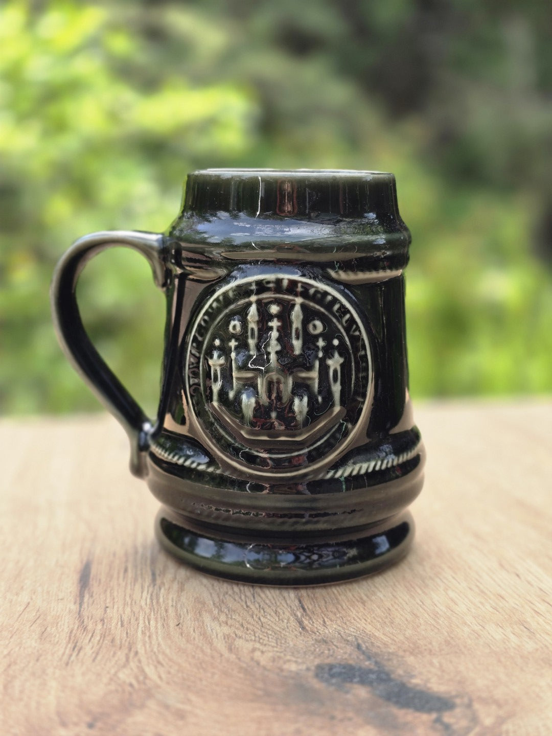 Kleines Steingut Bierseidel Torgau 1000 Jahre mit Henkel und dunkler grüner Glasur