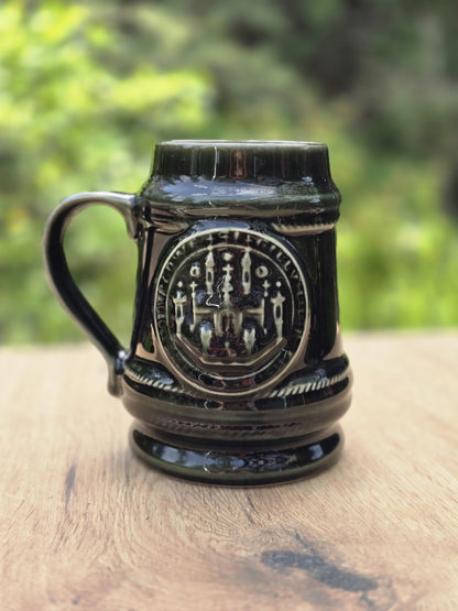 Kleines Steingut Bierseidel Torgau 1000 Jahre mit Henkel und dunkler grüner Glasur