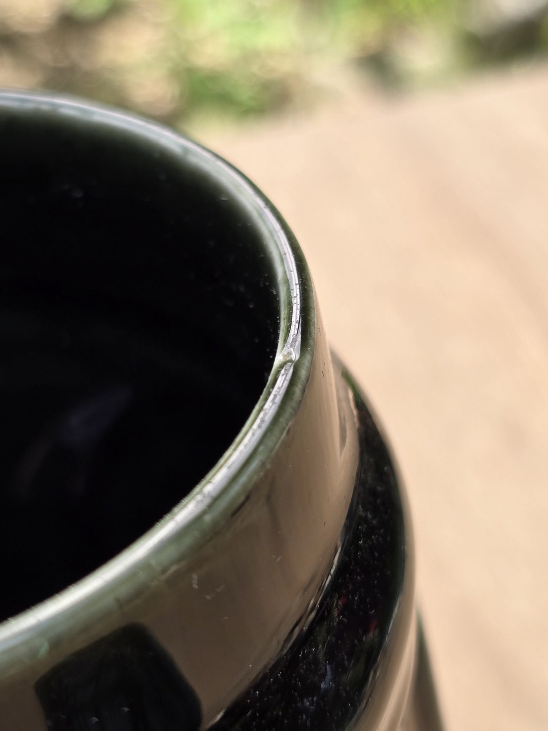 Randdetail mit kleinem Chip und dunkler Innenglasur an einem Vintage Bierseidel aus Steingut