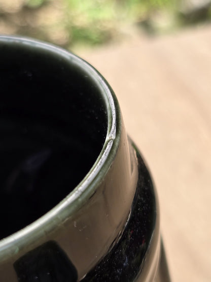 Randdetail mit kleinem Chip und dunkler Innenglasur an einem Vintage Bierseidel aus Steingut