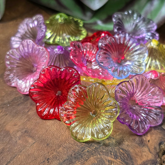 30 transparente Acryl-Blütenperlen im bunten Farbmix, 21 mm, leicht & vielseitig – ideal für Schmuck, Hochzeit, Frühling & DIY-Deko.

