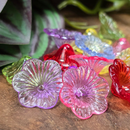 30 transparente Acryl-Blütenperlen im bunten Farbmix, 21 mm, leicht & vielseitig – ideal für Schmuck, Hochzeit, Frühling & DIY-Deko.

