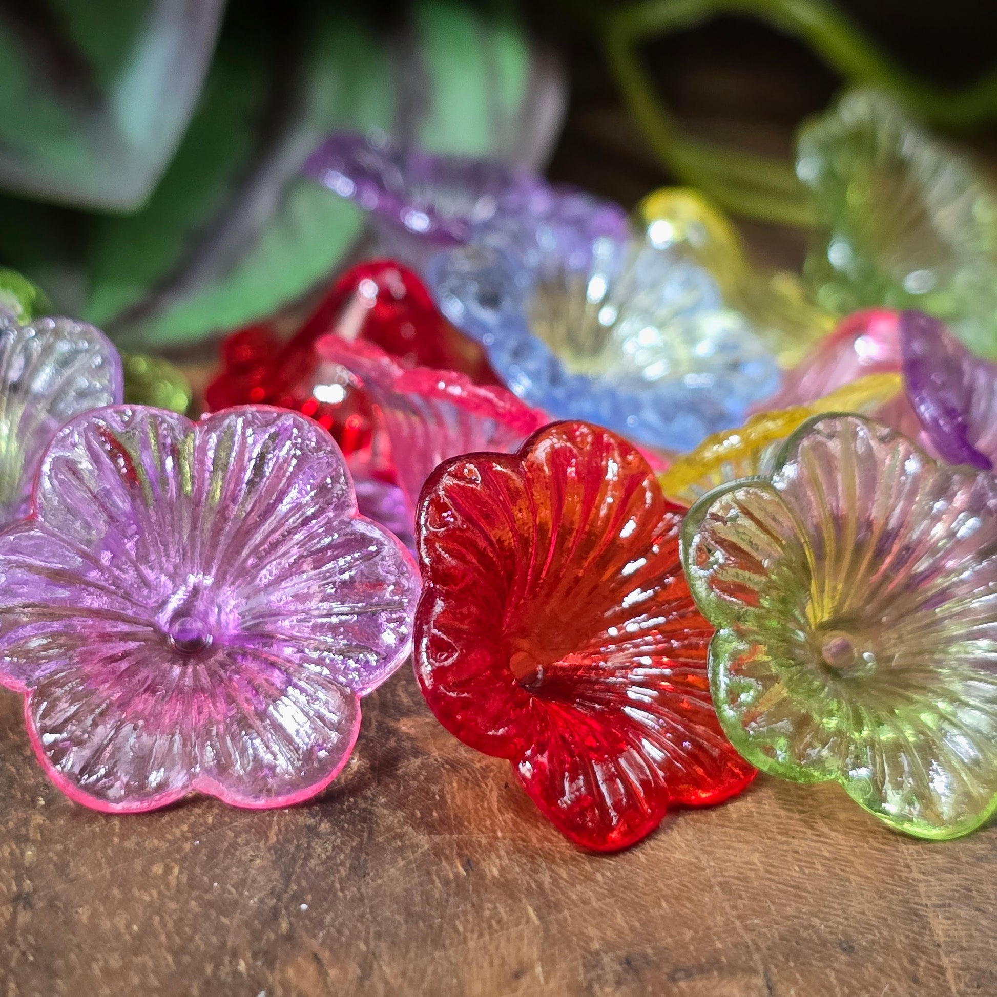 30 transparente Acryl-Blütenperlen im bunten Farbmix, 21 mm, leicht & vielseitig – ideal für Schmuck, Hochzeit, Frühling & DIY-Deko.

