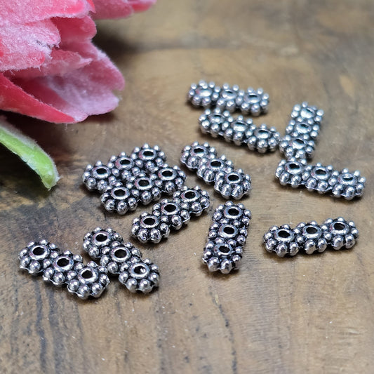 20 Stück 3-Loch-Spacer – Antiksilberfarben, Multistrang-Abstandhalter in Blumenform

Diese eleganten Trennstege sind ideal für die Gestaltung von Armbändern, Kropfbändern und anderen Schmuckstücken mit 3 Strängen. Sie halten die einzelnen Stränge sauber voneinander getrennt und verhindern ein Verheddern oder Verrutschen.