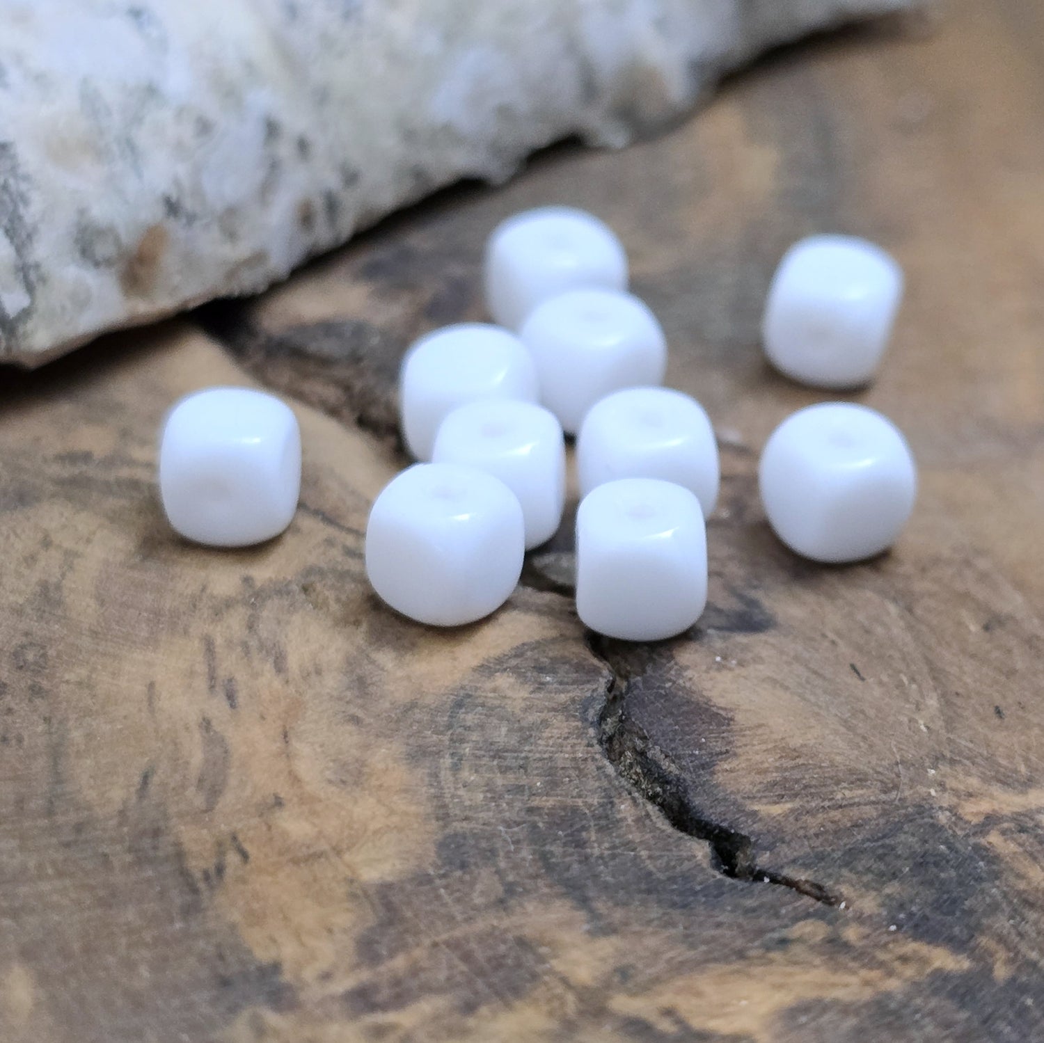 20 Glasperlen in Würfelform, hergestellt in Gablonz (auch als Jablonec bekannt). Jede dieser Glasperlen misst 5 x 5mm und besticht durch ihr reines, strahlendes Weiß.