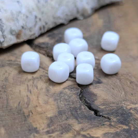 20 Glasperlen in Würfelform, hergestellt in Gablonz (auch als Jablonec bekannt). Jede dieser Glasperlen misst 5 x 5mm und besticht durch ihr reines, strahlendes Weiß.