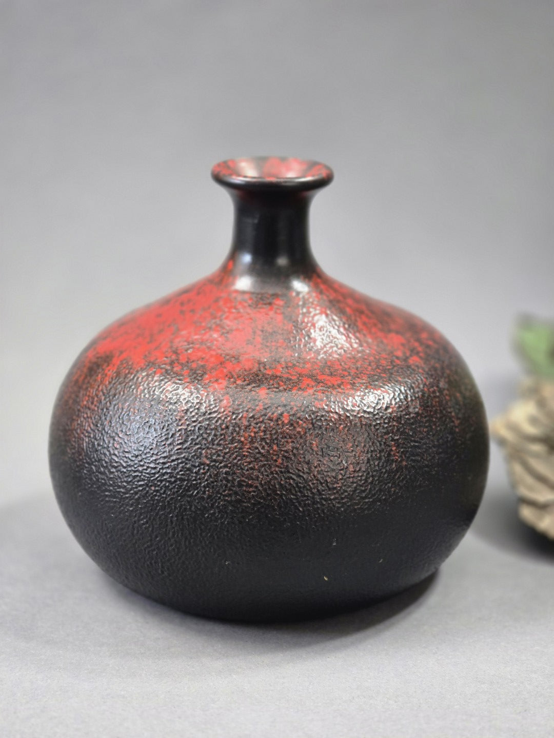 Bauchige Vintage Vase in Schwarz und Rot mit schmalem Hals, glänzender Oberfläche und strukturierter Lava-Optik
