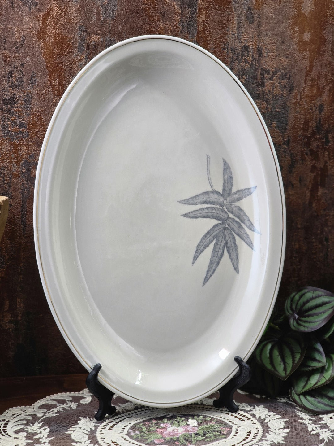 Vintage Verbano Laveno Servierplatte mit ovaler Form, grauem Blattdekor und schmalem Goldrand auf Tellerständer