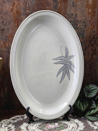 Vintage Verbano Laveno Servierplatte mit ovaler Form, grauem Blattdekor und schmalem Goldrand auf Tellerständer