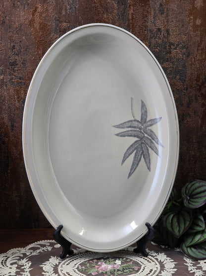 Vintage Porzellan Servierplatte mit grauem Blattmotiv, ovaler Form und feinem Goldrand in Frontalansicht