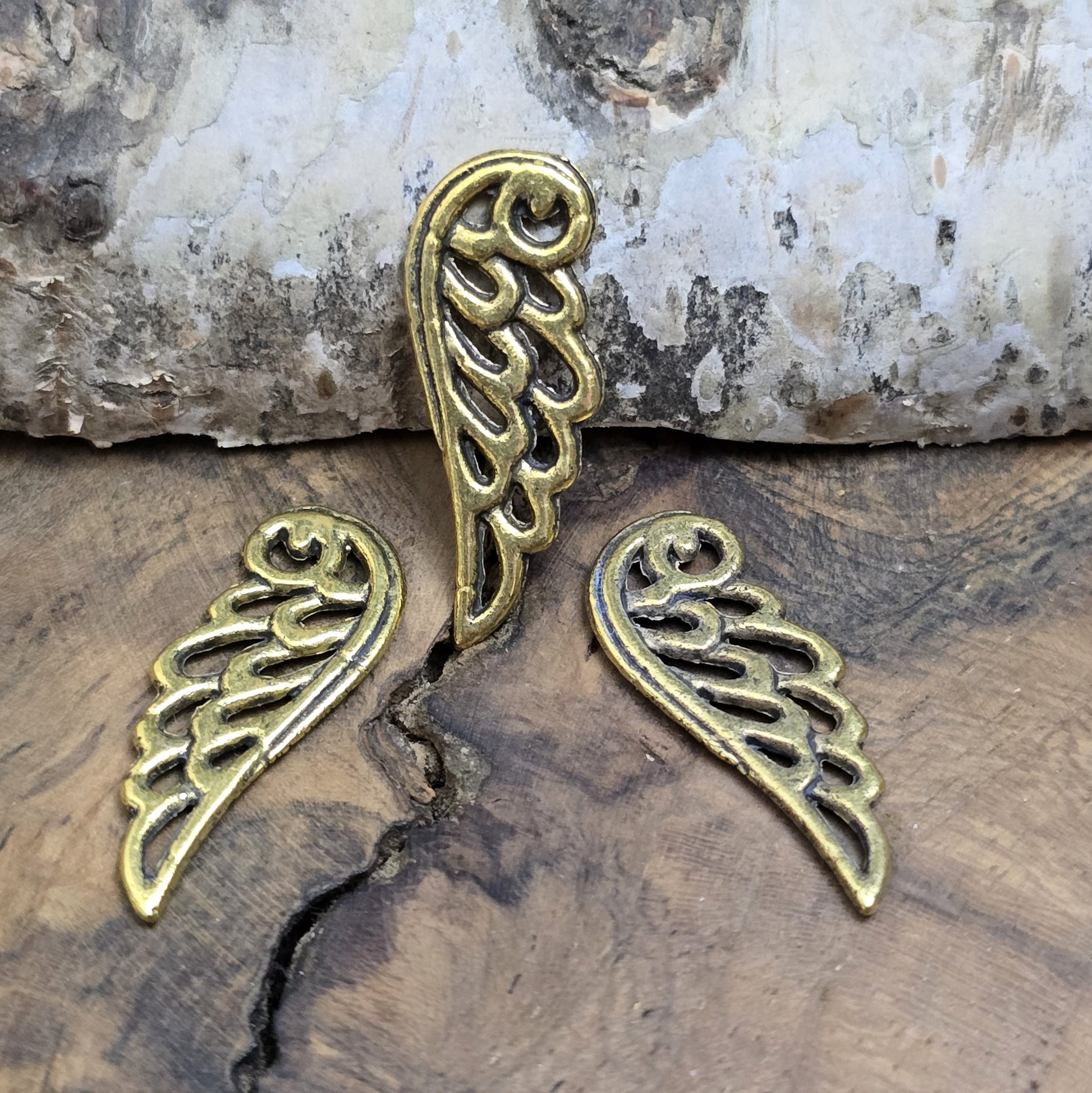 Das Bild zeigt 3 Anhänger/Verbinder Engelsflügel, Flügel, Engel 24mm - antik goldfarbig