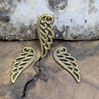 Das Bild zeigt 3 Anhänger/Verbinder Engelsflügel, Flügel, Engel 24mm - antik goldfarbig