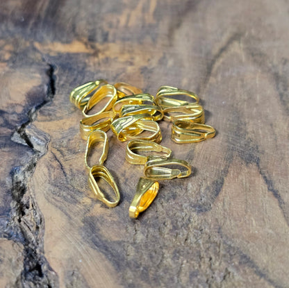 20 vergoldete Anhängerösen (7,1 mm). Glänzendes DIY-Material für Schmuckherstellung. Perfekt, um Anhänger sicher an Ketten, Armbändern oder Ohrringen zu befestigen.