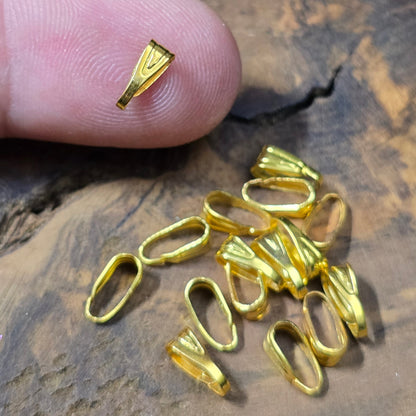 20 vergoldete Anhängerösen (7,1 mm). Glänzendes DIY-Material für Schmuckherstellung. Perfekt, um Anhänger sicher an Ketten, Armbändern oder Ohrringen zu befestigen.