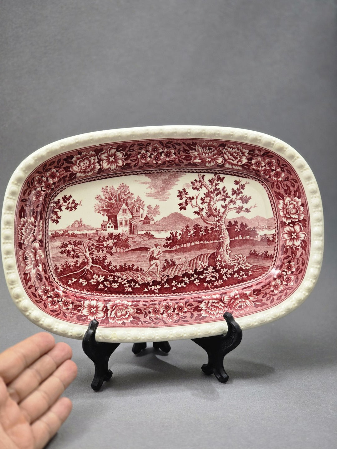 Vintage Villeroy & Boch Rusticana Servierplatte mit weinrotem Landschafts- und Blumendekor, frontal mit Hand als Größenvergleich