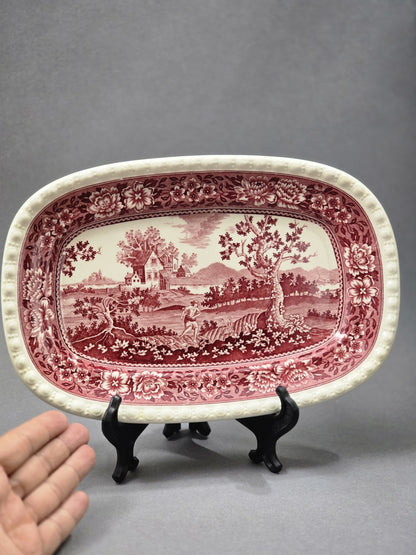 Vintage Villeroy & Boch Rusticana Servierplatte mit weinrotem Landschafts- und Blumendekor, frontal mit Hand als Größenvergleich