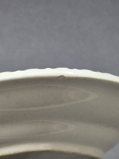 Vintage Villeroy & Boch Rusticana Servierplatte mit reliefiertem Rand und kleinem Chip an der rückseitigen Kante in Nahaufnahme