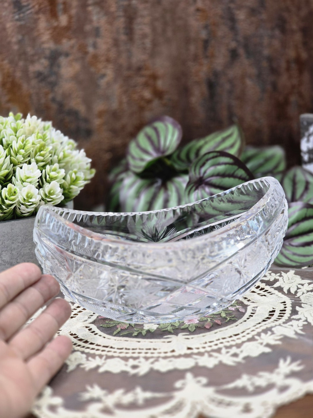 Vintage Bleikristall Jardiniere mit Sternschliff, Facettendekor und hoher Wandung neben Pflanzen