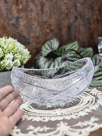 Vintage Bleikristall Jardiniere mit Sternschliff, Facettendekor und hoher Wandung neben Pflanzen
