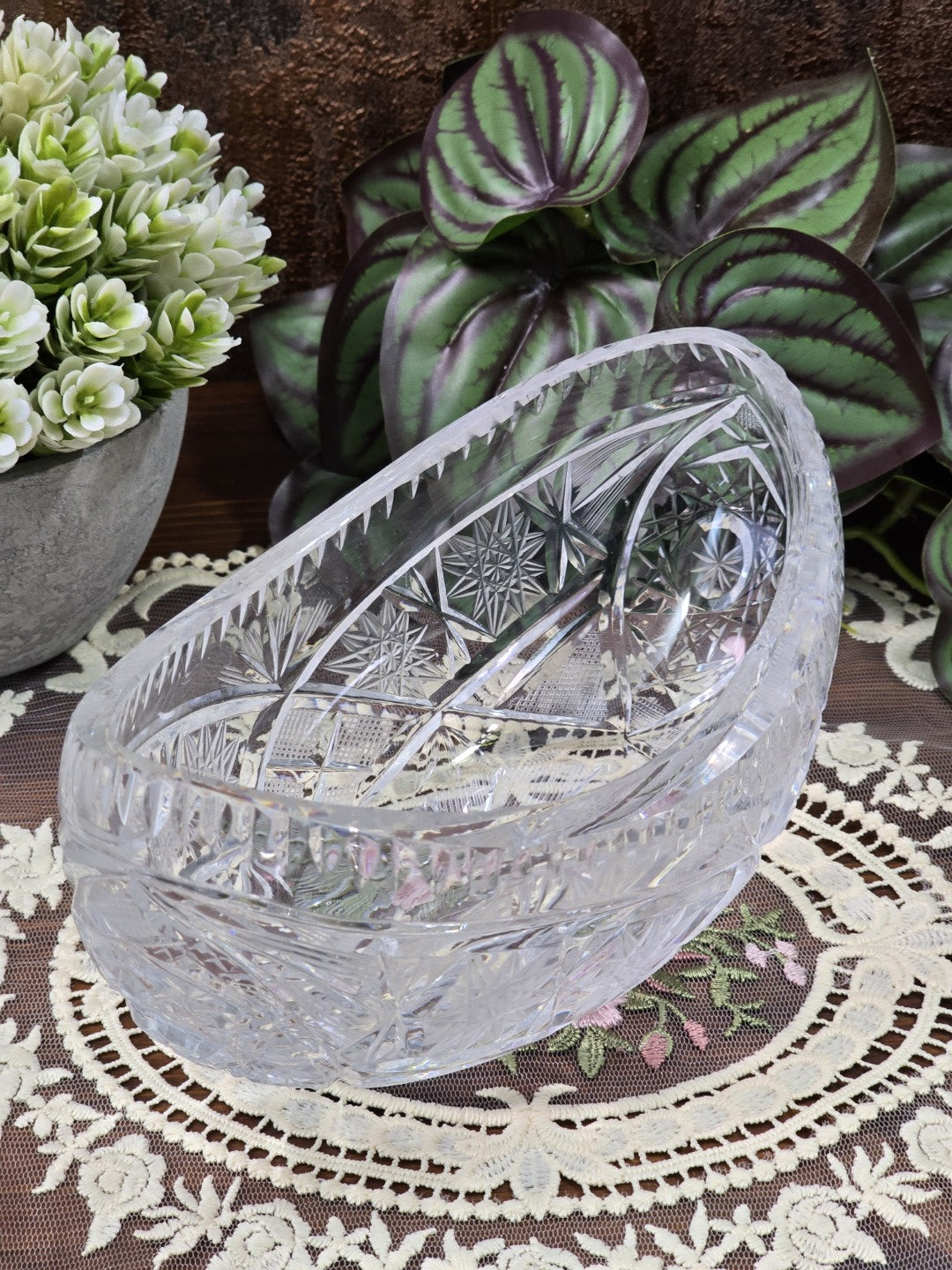 Vintage Bleikristall Jardiniere mit ovaler Form, Sternschliff und geometrischem Schliffdekor von oben fotografiert