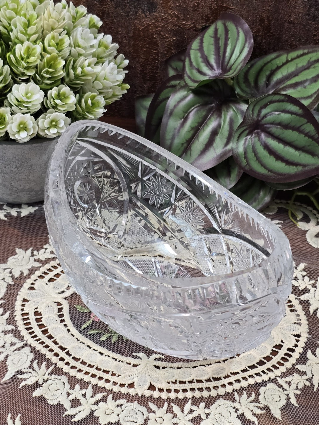 Vintage Bleikristall Jardiniere mit geschwungener Wandung, Sternschliff und facettiertem Rand in Schrägansicht