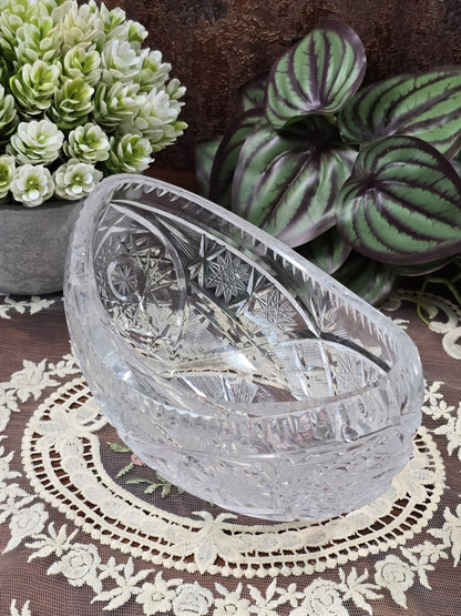 Vintage Bleikristall Jardiniere mit geschwungener Wandung, Sternschliff und facettiertem Rand in Schrägansicht