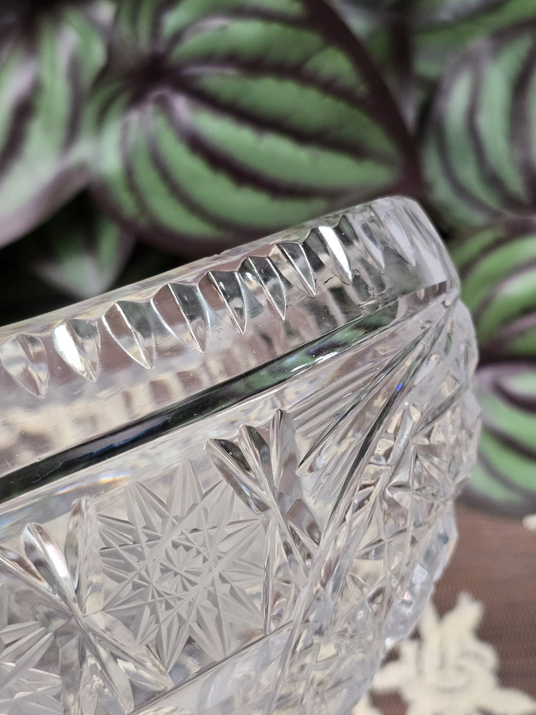 Vintage Bleikristall Jardiniere mit facettiertem Rand, Sternschliff und klarer Glasstruktur im Detail
