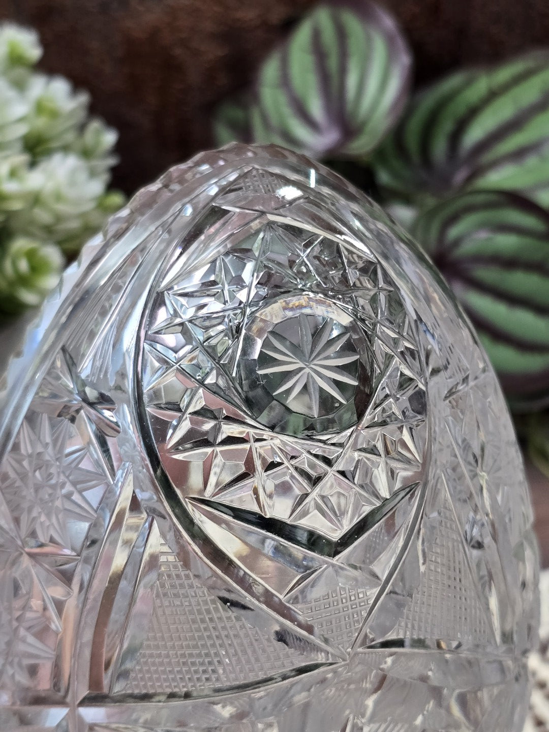 Vintage Bleikristall Jardiniere mit rundem Sternschliff, Rautenstruktur und tiefem Schliffdekor in Detailansicht