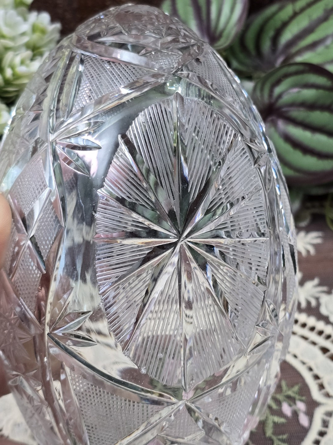 Vintage Bleikristall Jardiniere mit fächerförmigem Sternschliff, feinen Linien und Rautendekor in Nahaufnahme