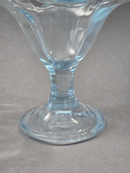 Detail von Stiel und Standfuß des Eisbechers, das Glas ist transparent mit zartblauem Schimmer und wirkt fest gepresst.