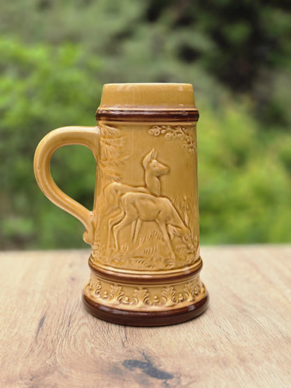 Detailreiche Rückseite des Vintage Bierkrugs mit Hirsch- oder Rehrelief, Baumdekor und honiggelber Glasur
