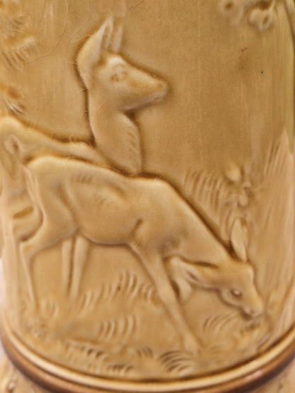 Makroaufnahme vom Hirschrelief auf honiggelbem Keramik Bierkrug mit sichtbarer Glasurstruktur und feinem Craquelé