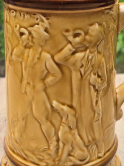 Nahaufnahme der Jagdszene auf dem Bierkrug mit Figuren, Hund und reliefierter Gestaltung in warmer Honigglasur