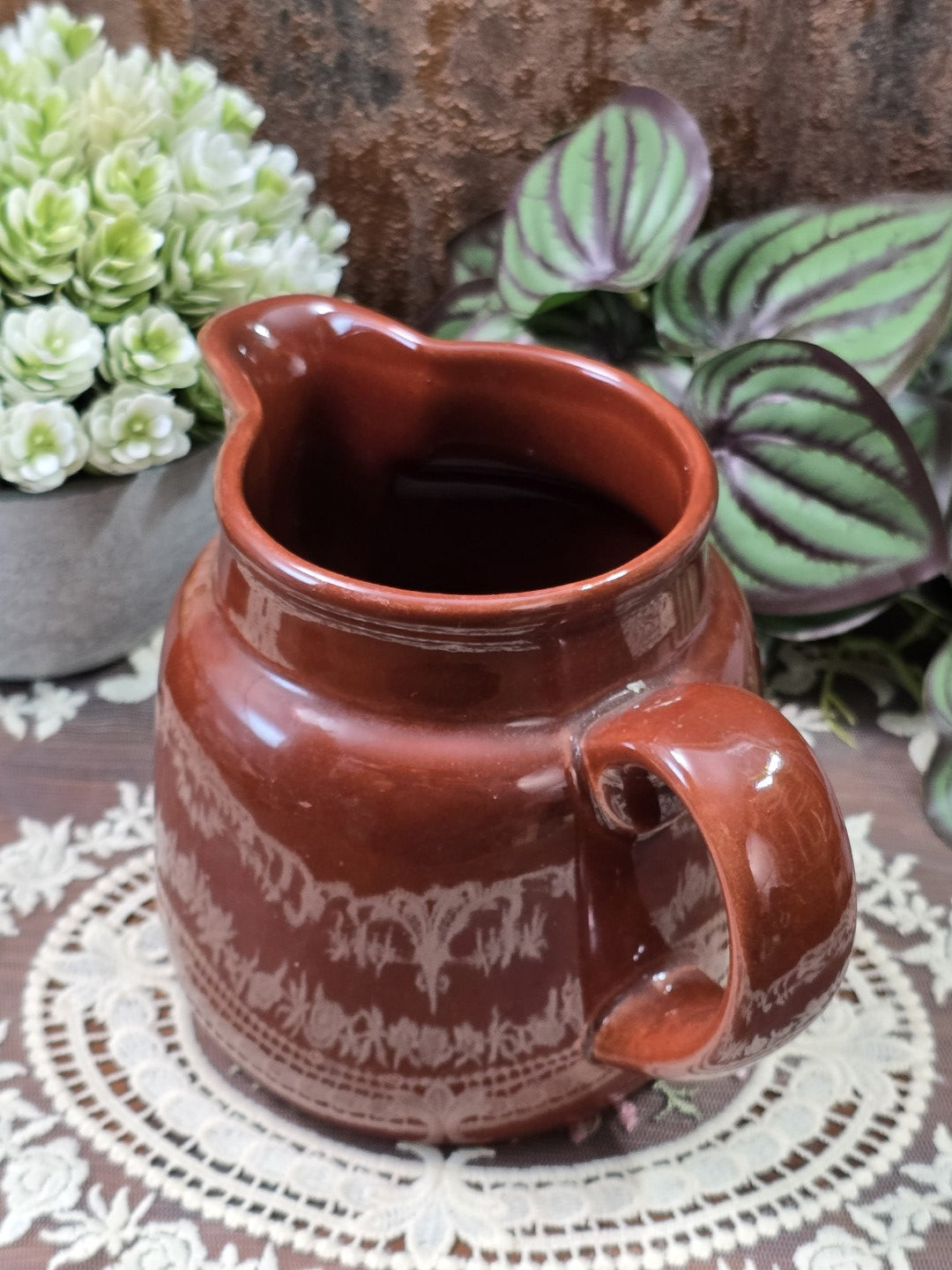 Vintage Steingut Milchkännchen in Braun mit hellem umlaufendem Ornamentdekor, Henkel und Ausguss in seitlicher Ansicht