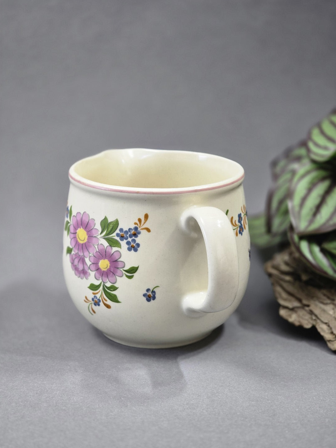 Seitliche Ansicht des bauchigen Milchkännchens mit weißem Henkel, zartem Blumenmuster und leicht nostalgischer Küchenoptik
