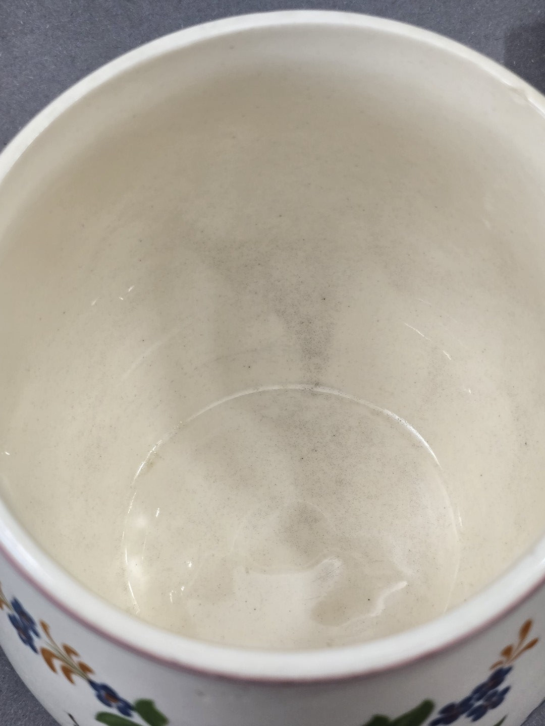 Innenansicht des Milchkännchens mit heller Glasur, rundem Boden und sichtbarer Gießnase am oberen Rand