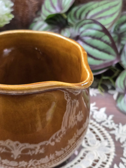 Vintage DDR Milchkännchen mit honigbrauner Glasur, hellem Ornamentdekor und Ausguss, Nahaufnahme von Rand und Gefäßwand