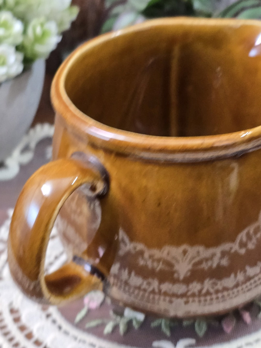 Vintage Keramik Milchkännchen in Honigbraun mit Henkel, hellem Bordürenmuster und glänzender Oberfläche in seitlicher Detailansicht