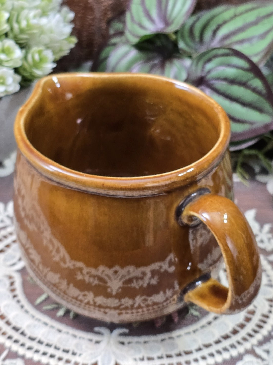Vintage DDR Milchkännchen mit honigbrauner Glasur, Henkel und umlaufendem hellem Dekor, schräg von oben mit Blick in den Innenraum