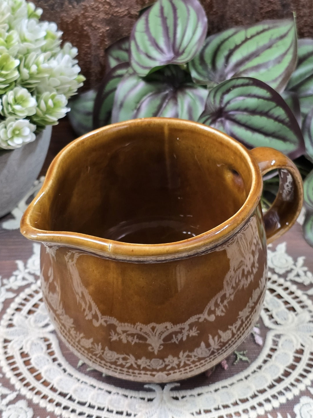 Vintage Keramik Milchkännchen mit honigbrauner Glanzglasur, Ausguss und hellem Ornamentband in leicht erhöhter Frontalansicht