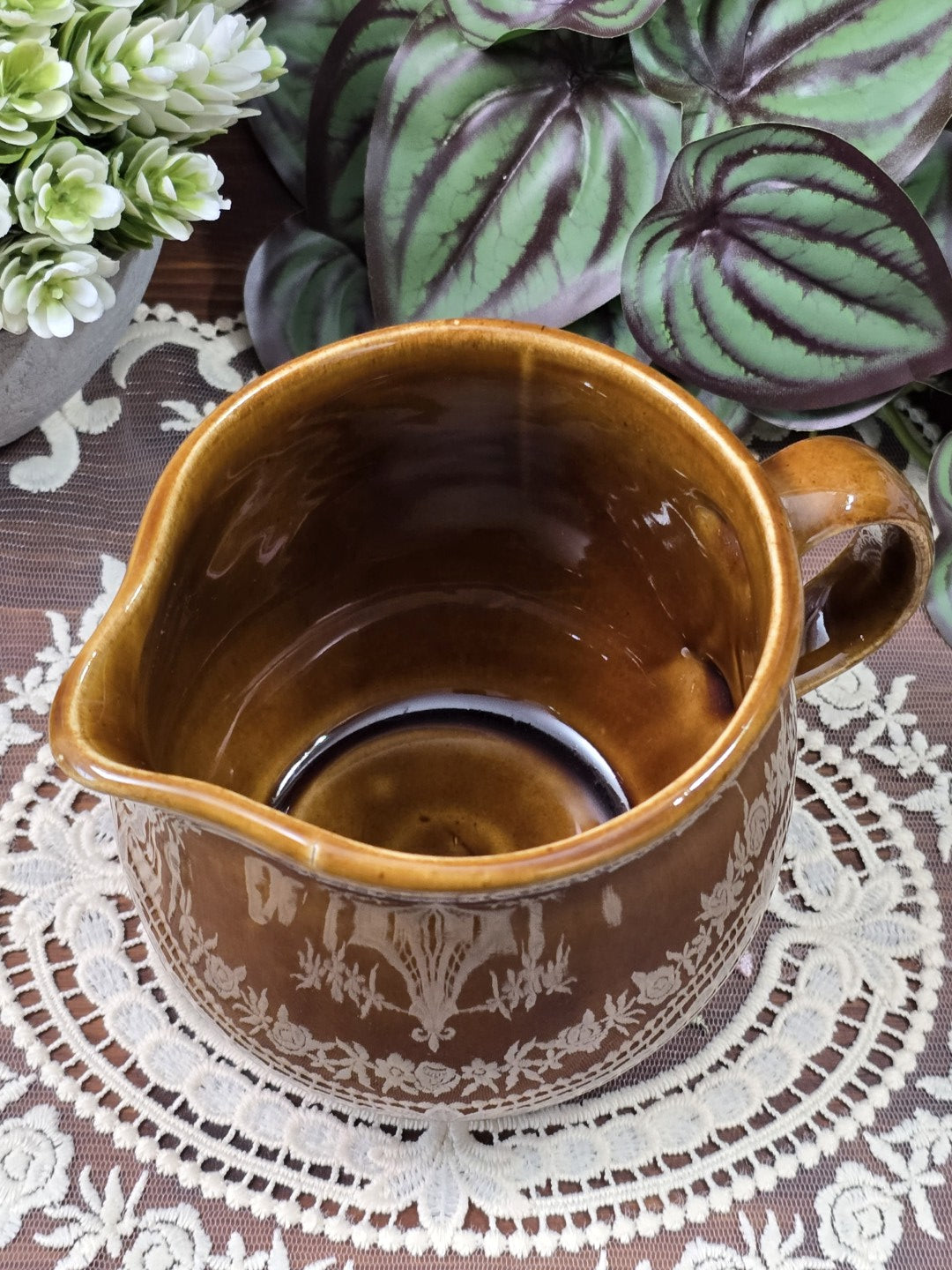 Vintage DDR Milchkännchen in Honigbraun mit Henkel und glasiertem Innenraum, von oben mit Blick auf Ausguss und Gefäßboden